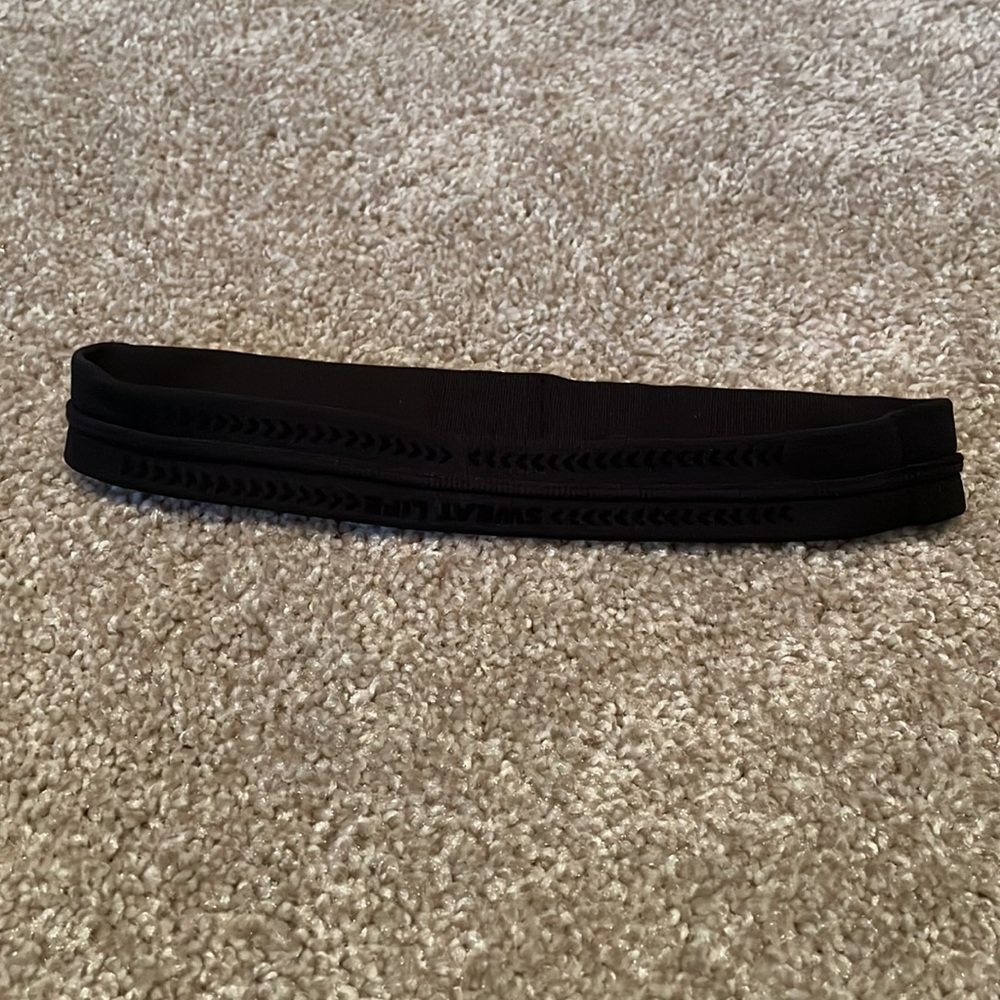 *SOLD* Lululemon Black Headband - Picture 4 of 4